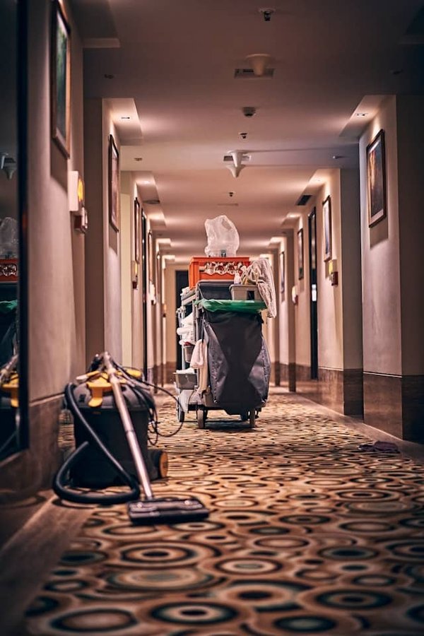 Quels sont les avantages de l'intégration de systèmes automatisés dans les petites entreprises de nettoyage industriel ?